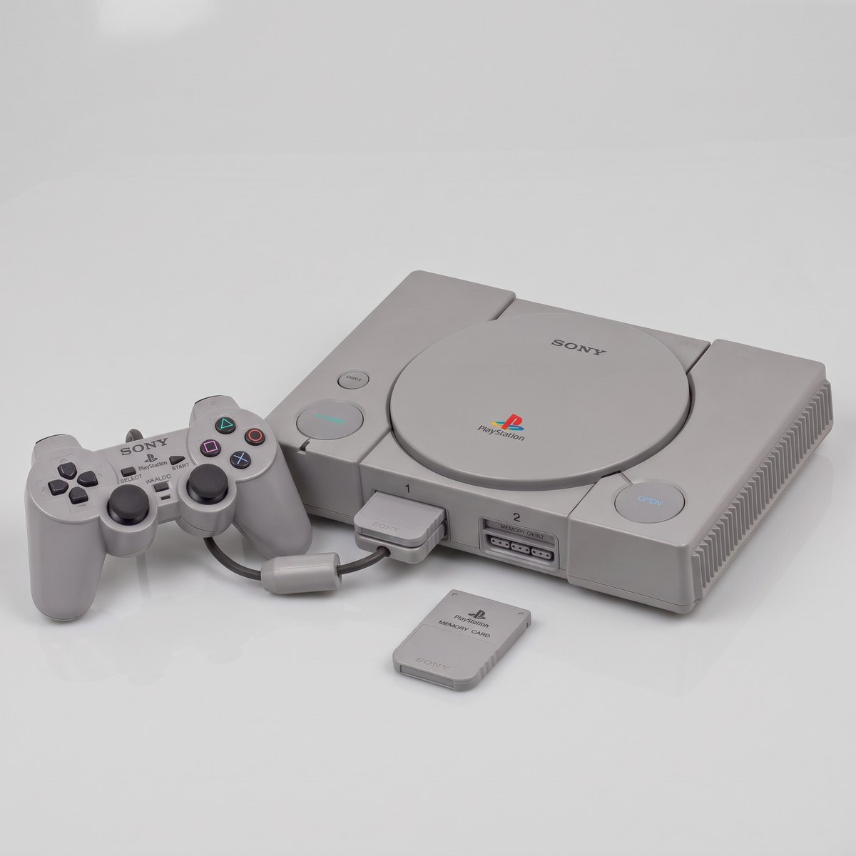 PlayStation 1 con mando y Memory Card