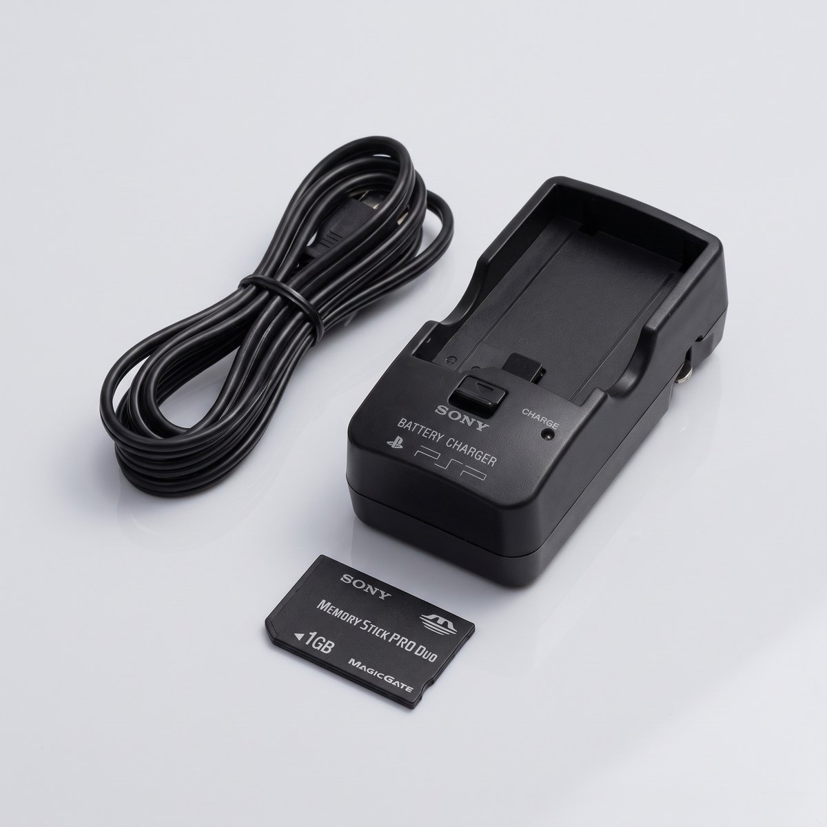 Memory Stick PRO Duo y cargador original de PSP