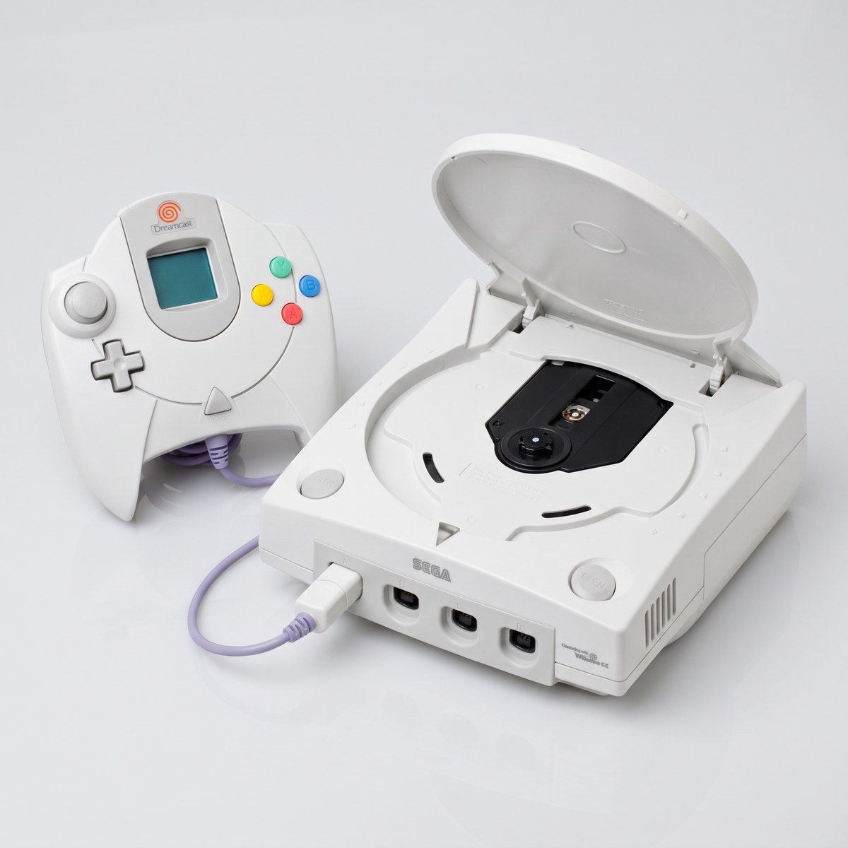 SEGA Dreamcast con la tapa abierta mostrando el lector GD-ROM