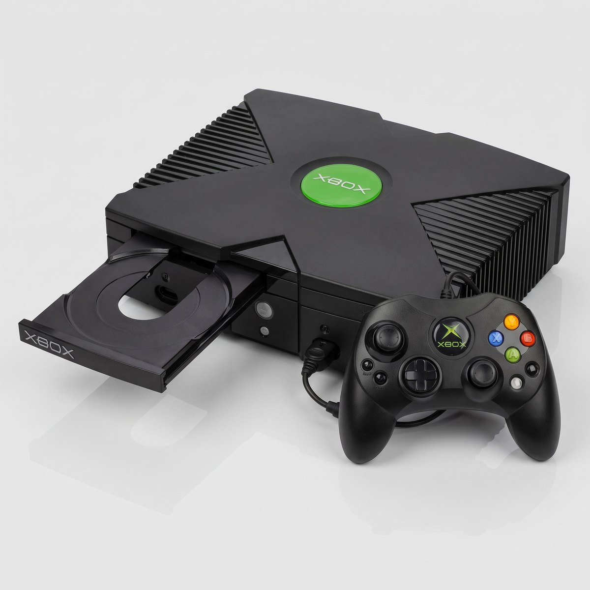 Xbox Clásica con la bandeja de disco abierta y mando S