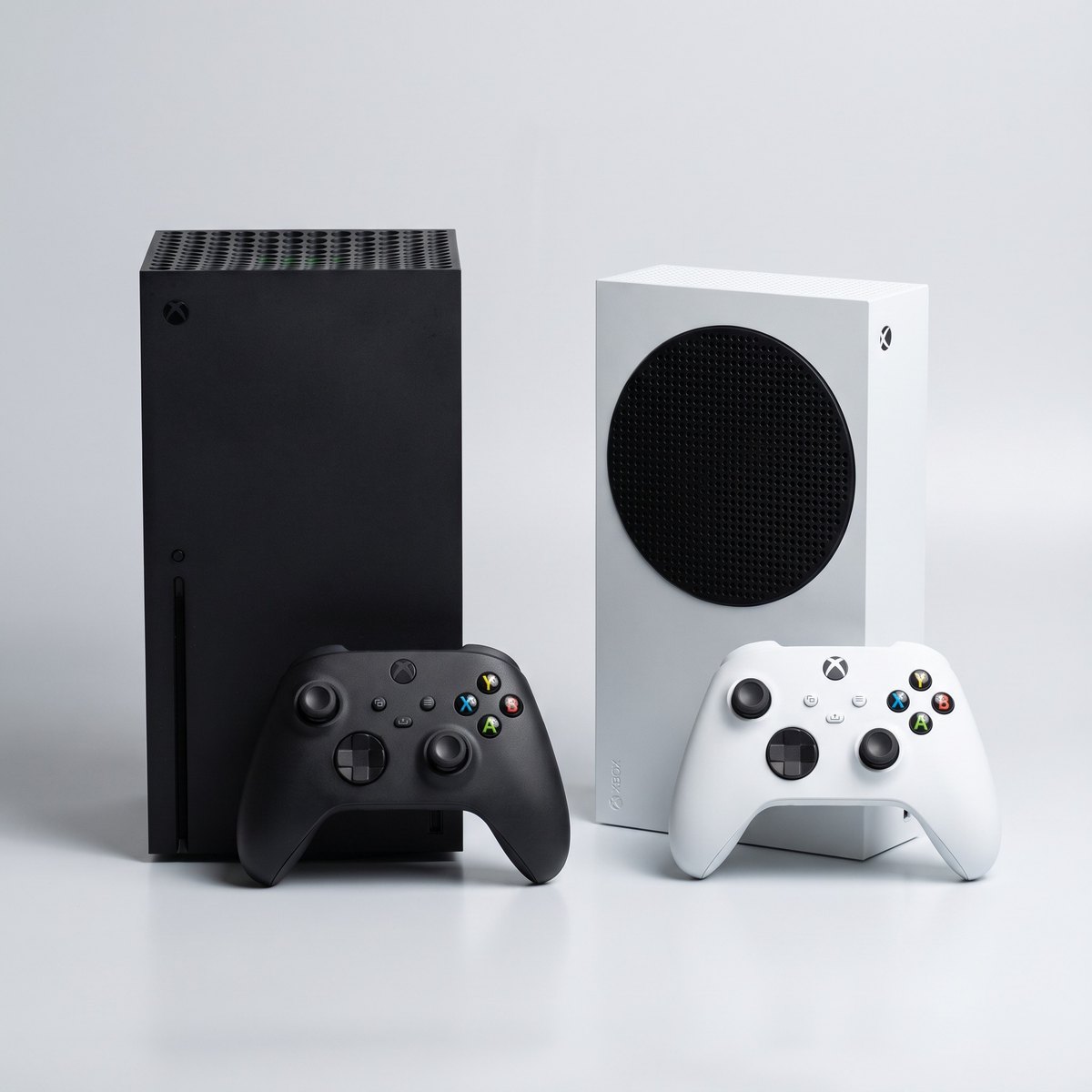 Xbox Series X y Xbox Series S con sus mandos